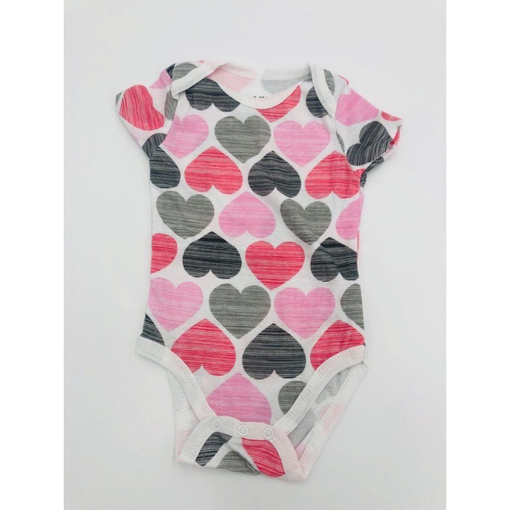 Brand New Baby Bodysuit Heart Shaped Pattern Girl Size 0 to 3 Months